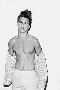 fashionshitiscray:  Ansel Elgort is such a babe! 