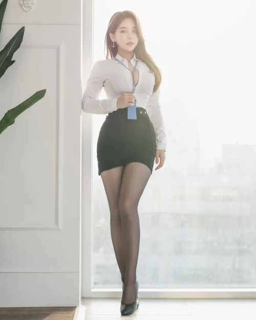 What a nice office hourglass.________________Join our Discord Server for Gentlemen and good girls.