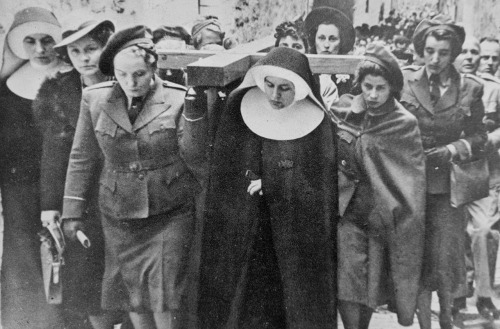 Polki z Pomocniczej Służby Kobiet podczas Drogi Krzyżowej w Jerozolimie (1942-43).
