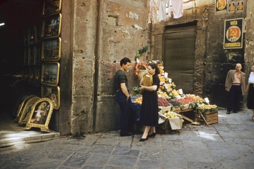 my-retro-vintage:ITALY. Rome. Street market   © David Seymour   1952