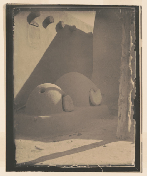 Bakeovens at Taos Pueblo (New Mexico, 1926).Ahorno is an outdooroven, made from mud adobe, used by N