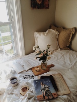 joli&ndash;coeur:  I bought some pink and cream spray roses earlier today and I paired them with a cranberry english muffin, coffee, and a good book for a nice day in! 🤓☁️ Instagram: kokokourtney 