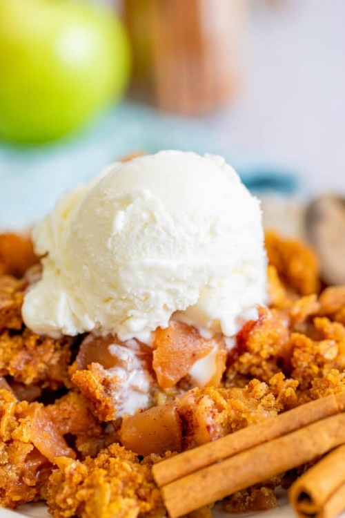 foodffs:  Crockpot Apple Dump CakeFollow