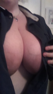 hannahs-voice:  ihavehugecock:  your boobs are huge  Yes, they are 