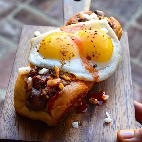 yummyinmytumbly:  Grass Fed Beef Dog With No Bean Chili And Fried Egg