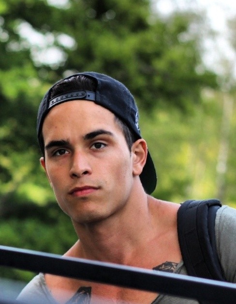 welointhe808:  keepitkauaiitforeal:  Hot shit.  Uggh so hansum dis guy 