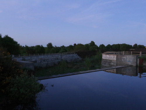 #365daysofbiking Still high:
May 2nd - Chasewater’s water level is now just below the weir top in the Nine-foot Pool: But only just. Not even an inch. The continued seepage from the dam and around the penstocks in the canal outlet valve will be...