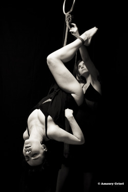 amaury-grisel-shibari:  Gorgone, Gestalta &amp; Bruno Ducret performing @ la place des cordes ParisPhotgraphy : Amaury Grisel