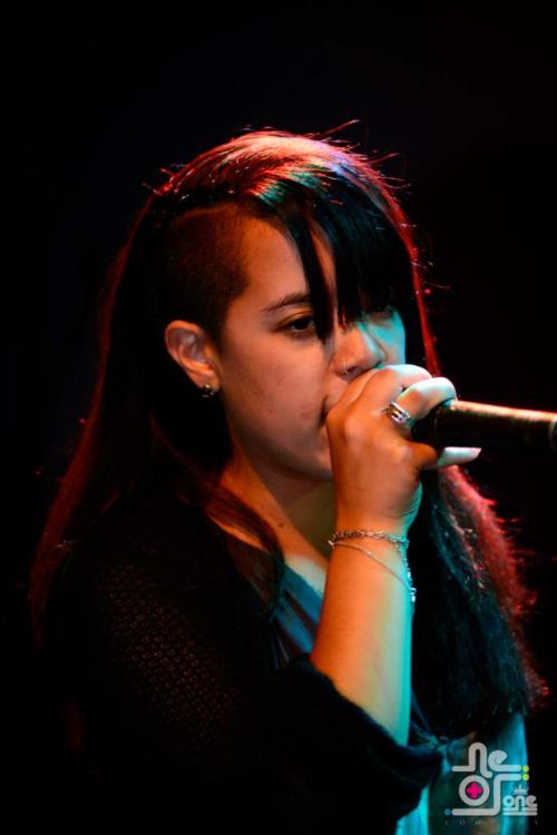 yo-elegi-vivir-contento:  Dispuesta a dejar cosas pa’ ver bien a otras personas, pero te das cuenta y razonas que por ti hoy nadie llora ♫♪ 