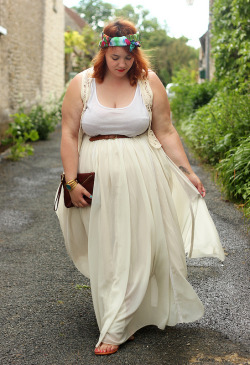 cisforcurves:  Because I like pretty ladies in pretty dresses ^3^