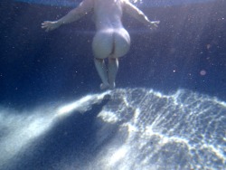 More Cute Underwater Butt For Mooning Monday.