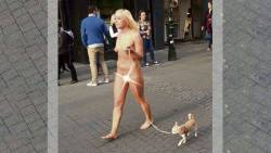 Frau nackt mit hund