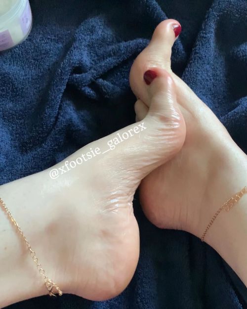 Arches  . . . . . #prettytoes #cutetoes #toesucking #perfecttoes #redtoes #toenails #paintedtoes #in