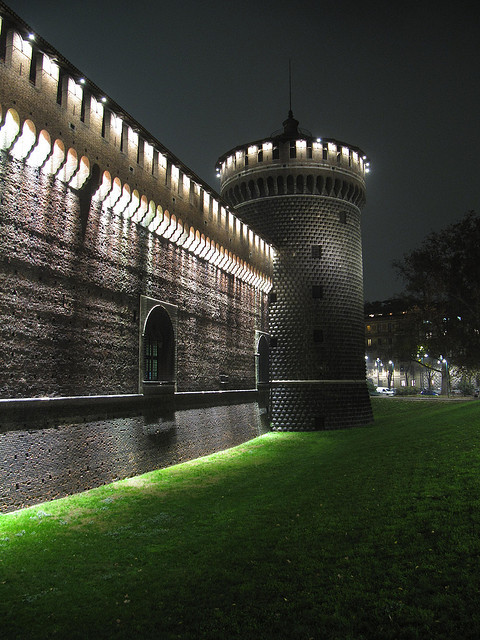 Il Castello Sforzesco, MilanoIl castello di notte by zzmaurogrr on Flickr.