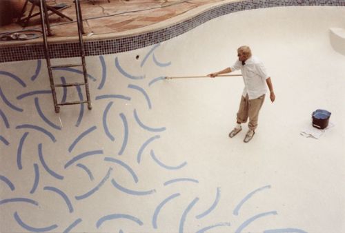 marcjacobs:David Hockney painting a swimming pool, date unknown. 