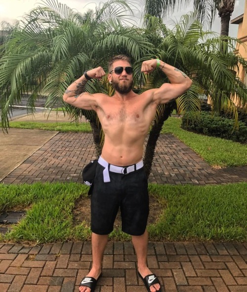 at the resort #florida #resort #palmtrees #tattoos #beard #lentes #blackandwhite #warm #vacation