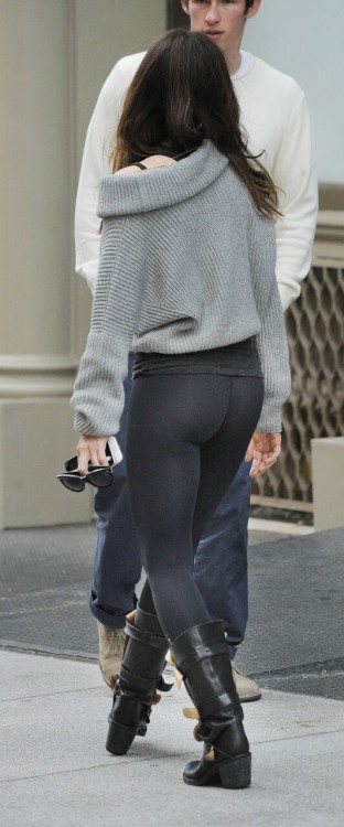 Kate Beckinsale looking amazing in leggings, boots and a sweater. This legs, that ass, the total pac