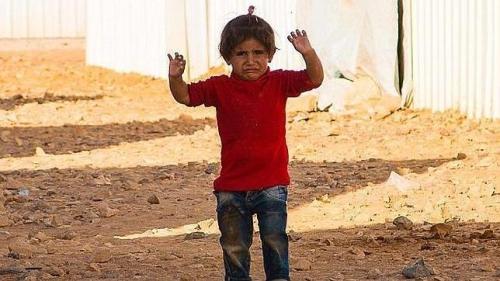 phemur:phemur:The young Syrian girl pictured surrendering to the camera she mistook for a gun is not