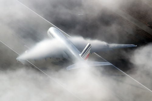 uppiluften:  Air France A380 blasting through LAX’s marine layer.