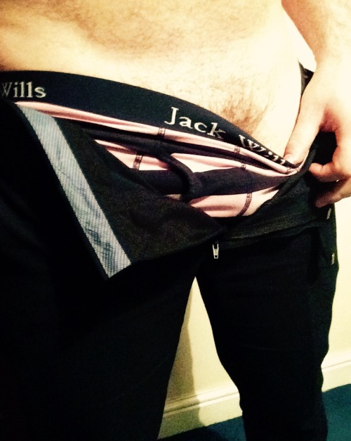 loopylass55:  rugbylad24:  Home from work and time to strip off 