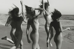 robertvoltaire:  GIRLS RUNNING ON BEACH,