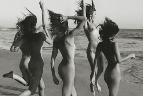 XXX robertvoltaire:  GIRLS RUNNING ON BEACH, photo