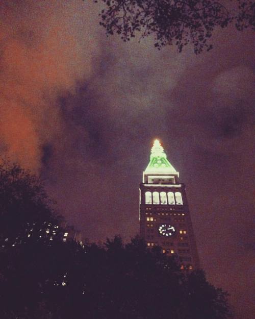 And a #goodnight to you all. #night #NYC #ny #newyork #madisonsquarepark #sky #clouds #lights #city 