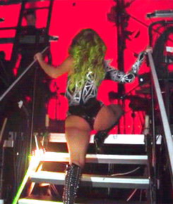 arrtpop: Gaga stretching before she hits the stage.  