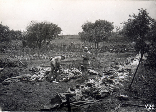 historicaltimes:French soldiers during the Battle of Verdun, 1916. Despite the Germans’ plan to “ble