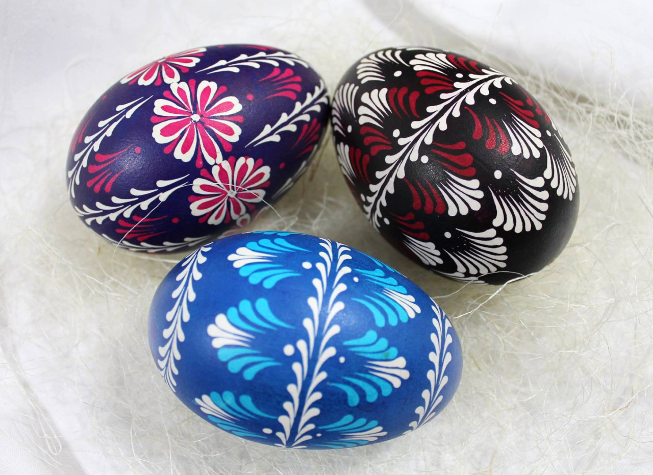 Pisanki (Polish Easter eggs) made in batik technique (with the use of melted wax applied on eggs before dyeing).
© pisanki-art.pl