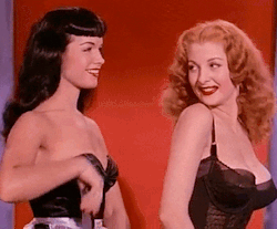 aloneandforsakenbyfateandbyman:  Bettie Page combs Tempest Storm’s hair in Teaserama (1955)