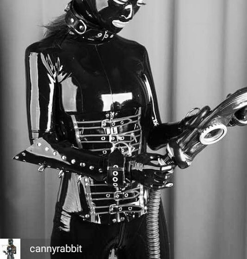 Credit to @cannyrabbit : #gasmask #selfie #rubber #latex #shooting #fetish #fetishphoto #mask #rubbe