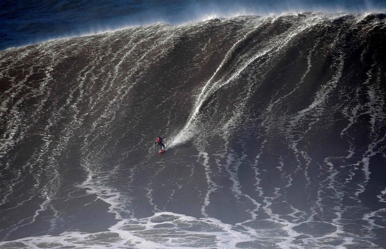 SURF IMPRESIONANTE. Praia do Norte en Nazare, Portugal, es un pequeño pueblito de pescadores entre Oporto y Lisboa, donde en esta época del año despierta en olas monstruosas que hacen las delicias de los surfistas extremos. (REUTERS, AP)
MIRÁ TODA LA...