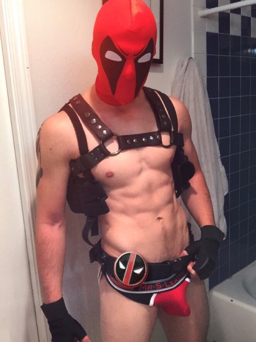 verdeinvolumes: seattletmbl: Halloween costume ready! what better time to bust out the Deadpool cost