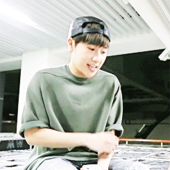 kagomejade:  woohyun-ssi-deactivated20200525:sunggyu singing beauty and a beat  coffeeandchapstick