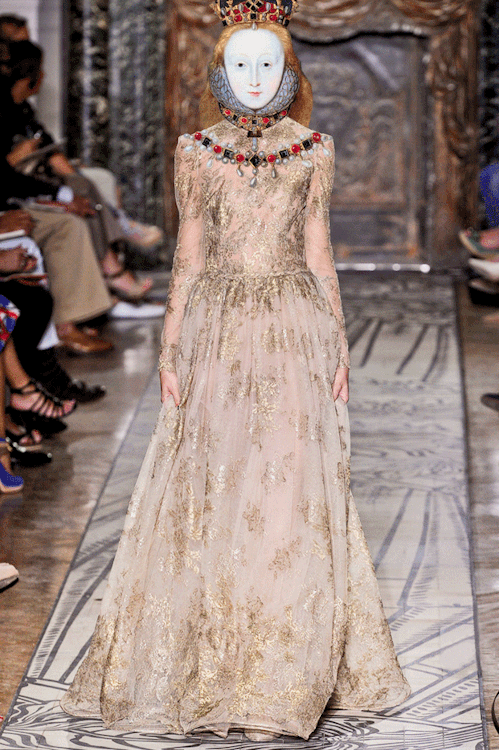 fashgif: VALENTINO FALL 2011 COUTURE PORTRAIT OF ELIZABETH I OF ENGLAND IN HER CORONATION ROBES c. 1