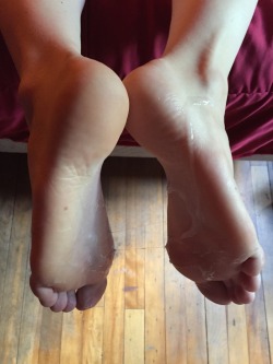 zombieslutsfromplanetbutts:Hey look it’s my wife’s feet after shower time