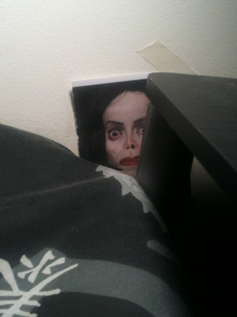 phatticuss:
“okay scary story time my sister hid this pic of Michael Jackson behind my pillow and when I lifted my pillow I saw this and I screamed so loud I can’t even handle looking at the pic omfg
”