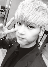 daegyo:  9 Hakyeon x V sign selcas 