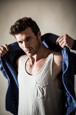 hot-and-gifted:American actor Derek Theler