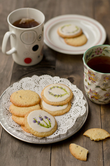 denisejackson:  Fanci Taste | fyomnomnom: Lavender Cookies by Lisa Lemony… | via