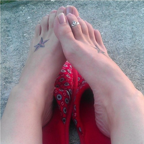 mikesfeetyours: @som3thingwick3d #tattooedgirls #tatted #tattooedfeet #instafeet #nakednails #pedi 