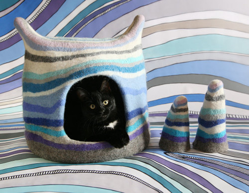 kickair8p: sentimental-apathy: just-l-o-v-e-l-y-darling: sosuperawesome: Felt Cat Caves by FeltField