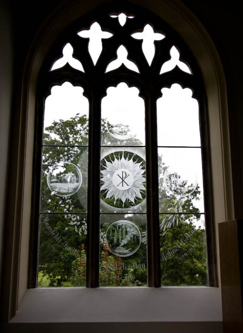 opticallyaddicted:The Beautiful Engraved Glass Windows of Laurence Whistler at St. Nicholas Church, 