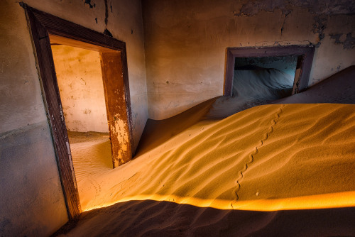 congenitaldisease:Kolmanskop is a ghost town located in the Namib desert of Southern Namibia. This t