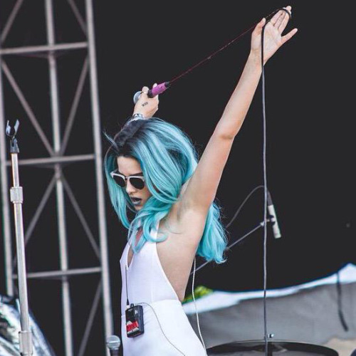 bon3yards:  ashleyfrangiqane:  halsey performing at boston calling +  Queued + / Bon3yards 