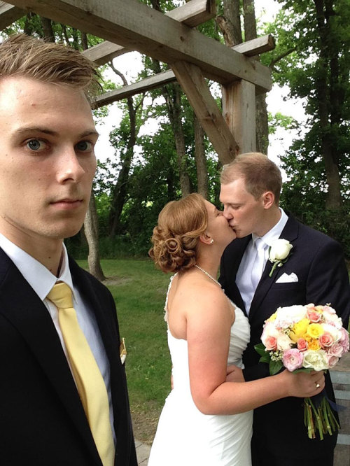 theinturnetexplorer:    Man Documents His Life As The Third Wheel For 3 Years In Awkward Selfies  