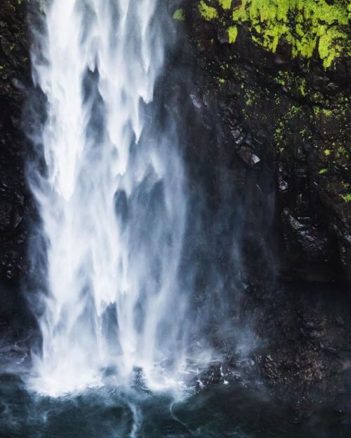 I know everyone usually loves waterfall long exposures, but I love seeing how the water falls in she