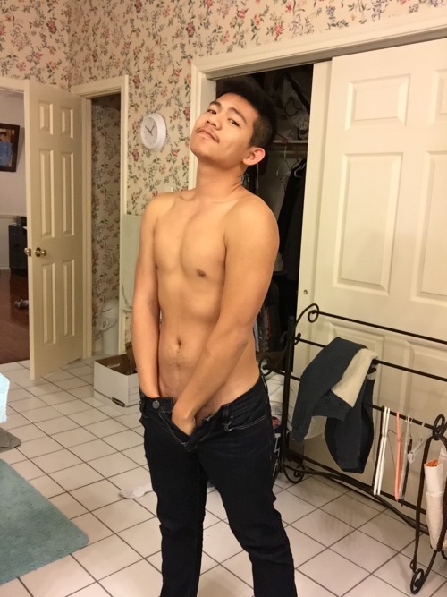 maxxie1129:  I forgot to bring a spare underwear to the gym so I had to go commando so of course I’m gonna take some pics when I get home 