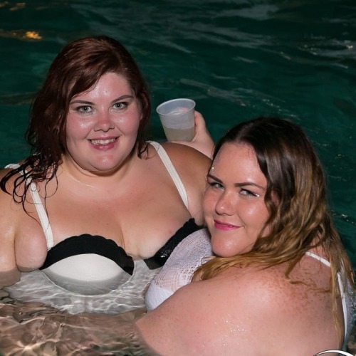 Night time pool party heaven. #effyourbeautystandards #honormycurves #fatfashion #psblogger #psfashi